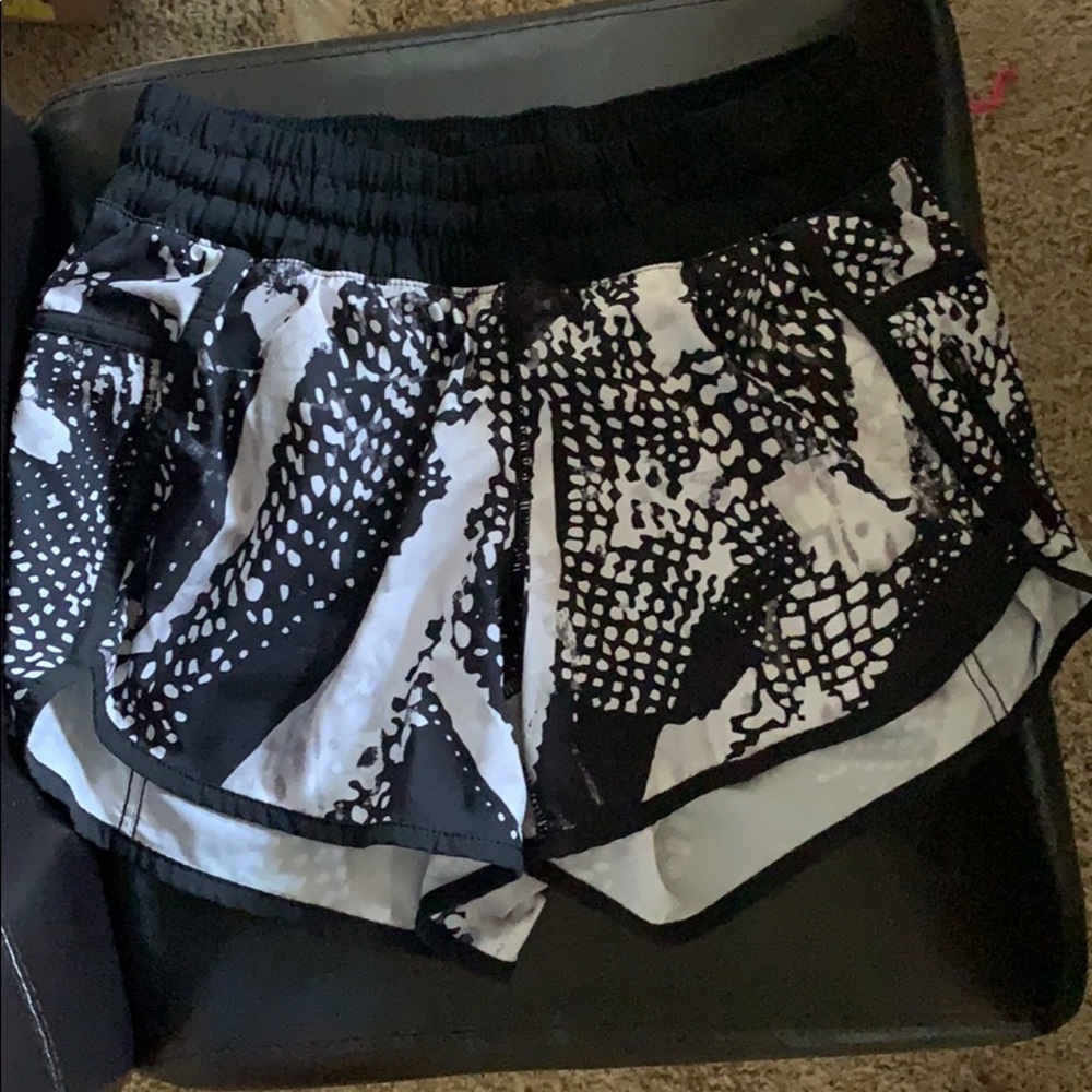 Lululemon Tracker Short 4” Black & White